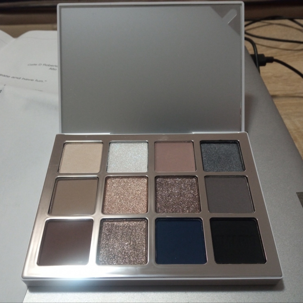Makeup by Mario Ethereal Eyes Moonlight 12
Shades, 4 finishes it’s so pretty!